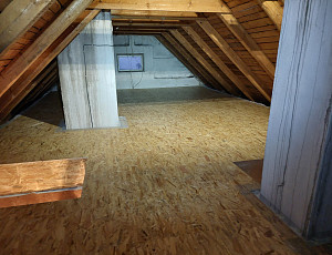 Zateplení stropu rodinného domu pomocí foukané izolace